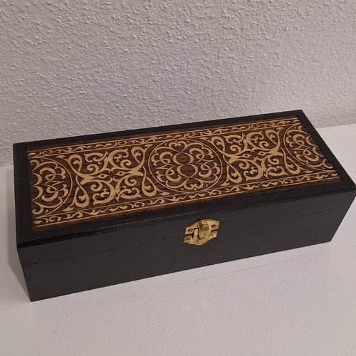 Boite médiévale en bois gravée d'entrelacements  style moyen age broches thé bijoux pierres cristaux artefacts médaille