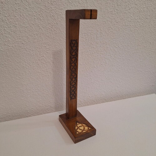 Présentoir portique en bois gravé d'un triskel et noeuds celtiques pour exposition pendentifs, colliers, pendules de radiesthésie