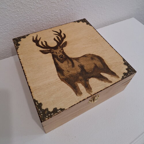 Boîte de rangement en bois carrée gravée d'un cerf  animaux forêt thé bijoux  couture pierres cristaux