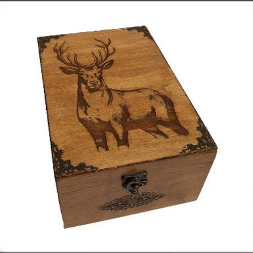 Boîte gravée d'un cerf, boite haute type thé huiles essentielles fiches recettes photos etc... boite en bois gravée nature et forêt