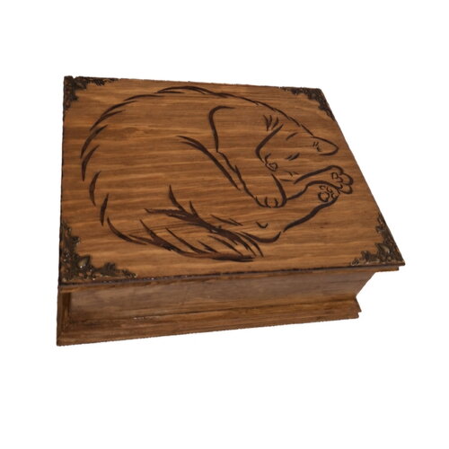 Coffret en bois gravé d'un chat qui dort en boule ou coffret à souvenirs, urne