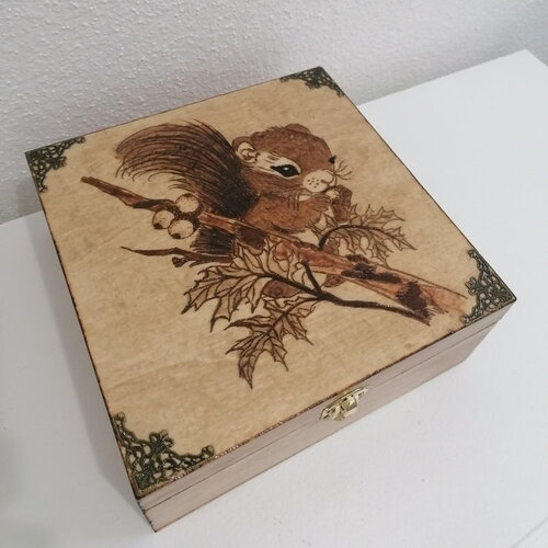 Boîte en bois gravée d'un adorable petit écureuil sur une branche à glands thé bijoux huiles essentielles bonbons chocolats