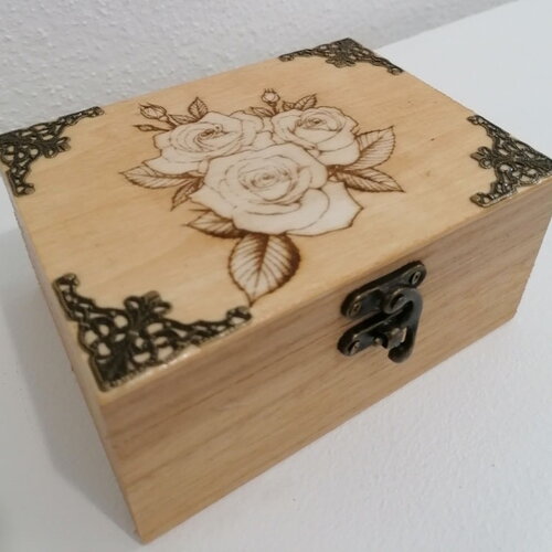 Boîte en bois gravée d'un bouquet de roses blanches thé, bijoux, pierres cristaux  huile essentielle couture personnalisation offerte