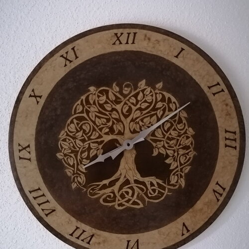 Grande horloge en bois ronde gravée d'un arbre de vie celtique chiffres romains bois teinte ancienne