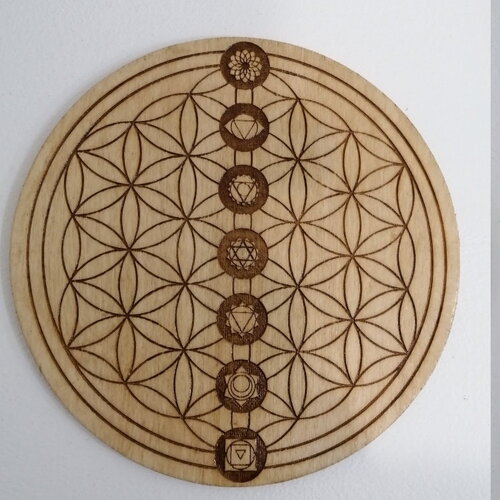 Fleur de vie avec les chakras en bois naturel gravée 18 cm de diamètre renforcement énergétique grille de rechargement pierres cristaux