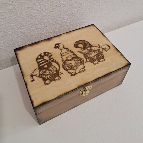 Boîte gravée de gnomes de noël ou &quot;petits nains à gros nez&quot;! type boite à thé, bonbons, chocolats, biscuits