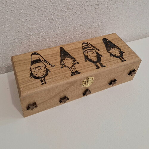 Boîte gravée de gnomes  lutins de noël ou &quot;petits nains à gros nez&quot;! type boite à thé, bonbons, chocolats, biscuits