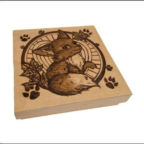 Boite gravée d'un renard sur un fond d'automne type boite à souvenirs de naissance, coffret cadeau