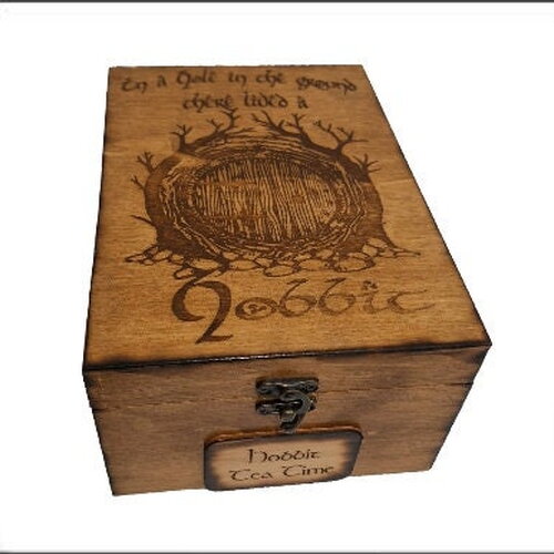 Boîte à thé gravée d'un trou de hobbit pour un tea time en terre du milieu