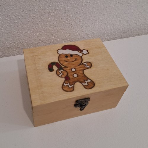 Coffret gravé d'un petit bonhomme en pain d'épice petit biscuit décoration alsacienne boite à thé, bonbon, sucrerie, etc...