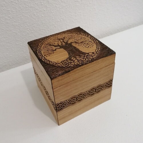 Boîte gravée d'un arbre de vie celtique couronné et de noeuds celtiques pour rangement divers feuilles de thé, fruits secs, dosettes