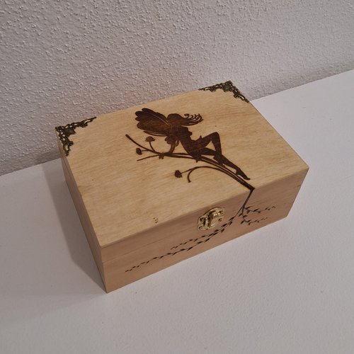 Boîte gravée d'une fée sur un brin d'herbe type boîte à thé, bijoux, cartes, accessoires divers