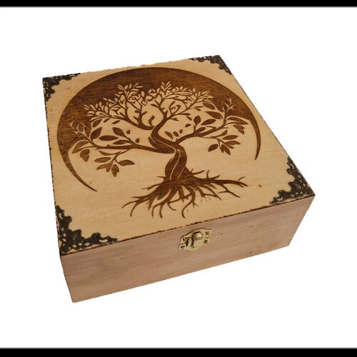 Boîte gravée d'un arbre de vie à l'aurore boite à pierres, cristaux bijoux thé huiles essentielles fond clair