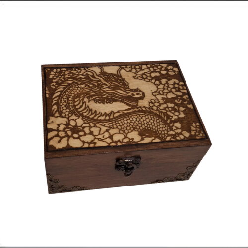 Coffret en bois gravé d'un dragon animal mythique et fantastique type boite à bijoux, pierres, cristaux thé huiles essentielles