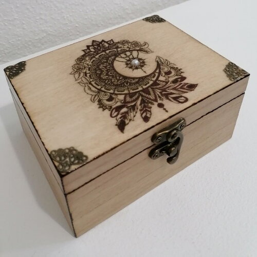 Coffret en bois gravée lune attrape-rêve et plumes bijoux pierres cristaux aromathérapie thé huiles essentielles