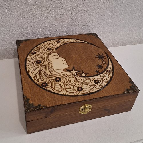 Boite gravée d'une lune représentant une femme, dessin mystique féminin type boite bijoux, pierres cristaux, etc...
