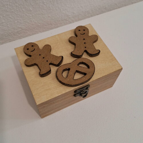 Coffret décoré de petits bonshommes en pain d'épice et bretzel petit biscuit décoration alsacienne boite à thé de noël bonbons