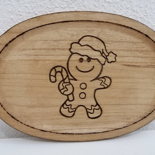 Plateau en bois gravé petit biscuit manelle de noël p'tit biscuit d'alsace bonhomme en pain d'épices petite assiette de présentation