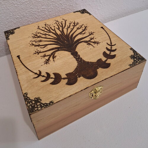 Boîte gravée d'un arbre de vie celtique et des phases de la lune rangement huiles essentielles cristaux pierres bijoux th�