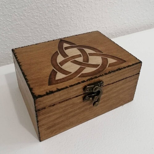 Coffret gravée d'un triquetra breton  en bois gravé de symbole celtique boite à bijoux celte
