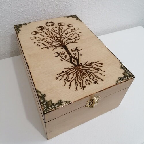 Boîte haute en bois gravée d'un arbre de vie celtique et des phases de la lune rangement huiles essentielles cristaux pierres bijoux thé
