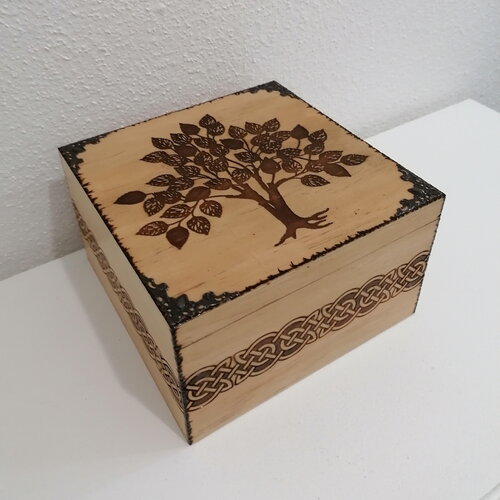 Boîte coffre style ancien en bois gravée d'un arbre de vie celtique et de noeuds celtique avec angles bronze