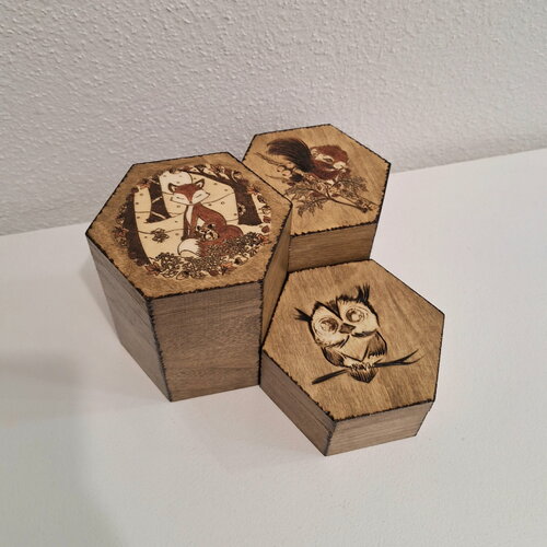 Boite hexagonale gravée chouettes renard et écureuil en bois pour rangement décoration animaux de la forêt