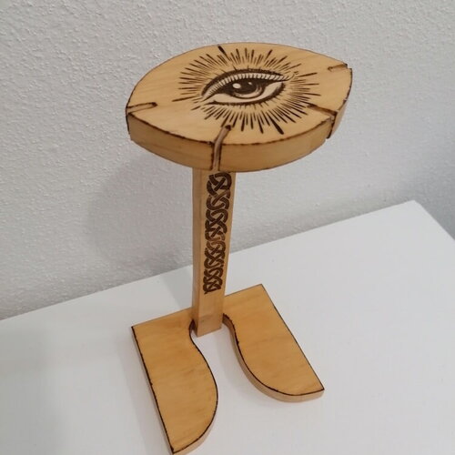 Présentoir portique en bois gravé du troisième oeil ajna pour exposition pendentifs, colliers, pendules de radiesthésie