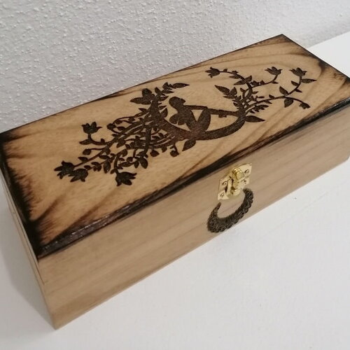 Boite gravée d'une fée de la lune type huiles essentielles, thé, bijoux pierres cristaux boite féérique