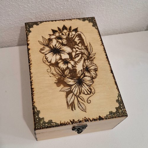 Boîte en bois gravée d'un loup et fleurs totem loup boite haute huiles essentielles photos bijoux pierres cristaux, boite souvenir