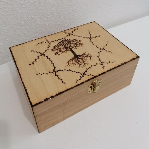 Boite gravée d'un arbre de vie celtique  et entrelacs de branches à feuilles thé huile essentielle bijoux pierre cristaux