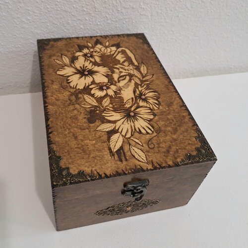 Boîte en bois gravée d'un loup et fleurs totem loup boite haute huiles essentielles photos bijoux pierres cristaux boite souvenir