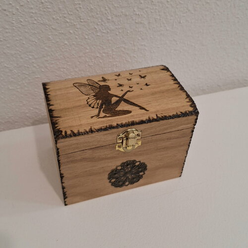 Coffret en bois fée avec envolée de papillons divers rangement bijoux, accessoires, pierres cristaux, souvenirs