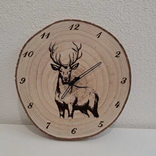 Horloge rondin de bois gravé d'un cerf horloge murale en bois