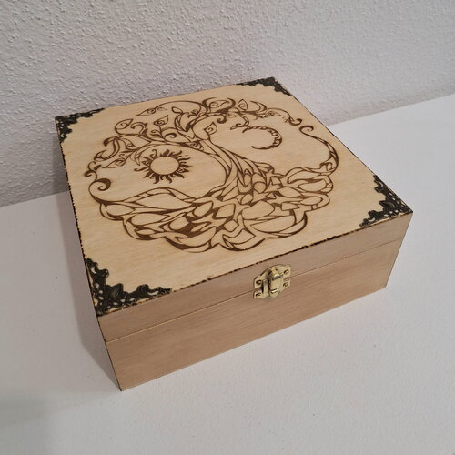 Boîte en bois gravée d'un arbre de vie celtique avec un soleil et une lune bronze pierres cristaux bijoux thé huile essentielle