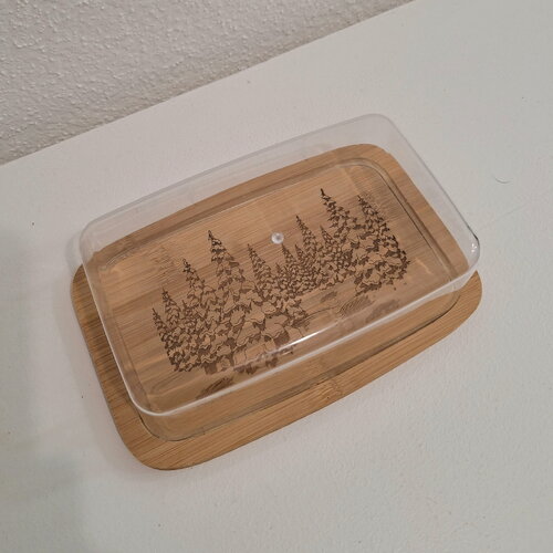 Beurrier en bois gravée d'une forêt enneigée décor de noel et d'hiver