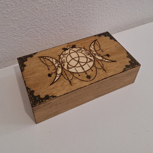 Boîte gravée triple lune et triquetra avec noeuds celtes décoration bijoux roses noires, pierres, cristaux boite à carte oracle tarot
