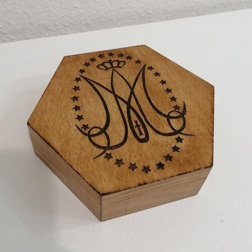Coffret en bois monogramme vierge marie usage divers rangement objets religieux, chapelet souvenirs ordination prêtre baptême communion