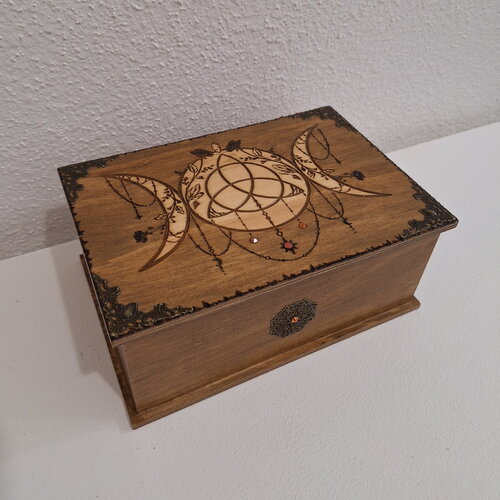 Boîte gravée triple lune et triquetra avec décoration bijoux roses noires, pierres, cristaux bijoux huiles essentielles bronze