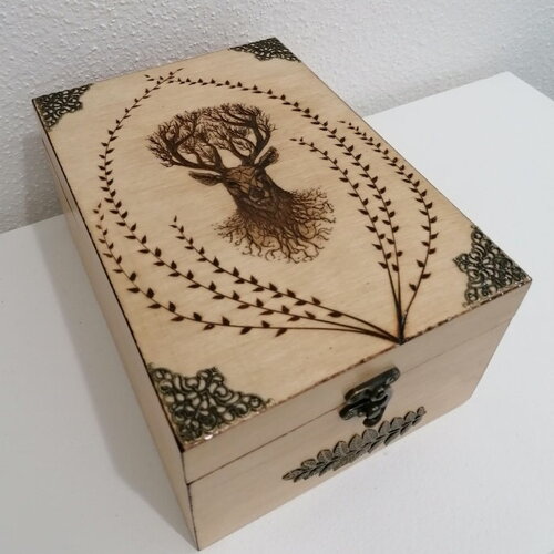 Boîte en bois gravée d'un cerf et branches à feuilles huiles essentielles fiches recettes photos etc...
