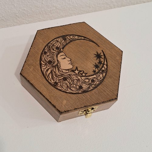 Boitier hexagonal gravé d'une lune représentant une femme, dessin mystique féminin boite à pierres, cristaux, bijoux, etc...