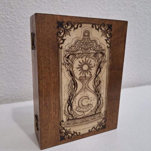 Boîte à cartes de jeux ou oracle gravée d'un sablier avec soleil et lune astrologie astronomie, pierres, cristaux
