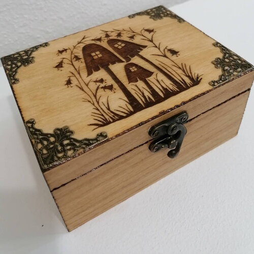 Boîte coffret en bois gravé de maisons champignons mushroom décoration fée elfe lutin esprit féérique rangement thé bijoux herbier