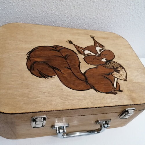Valise malle en bois gravée mignon petit écureuil et son gland coffre de naissance ou jouets à personnaliser boîte à souvenir enfants