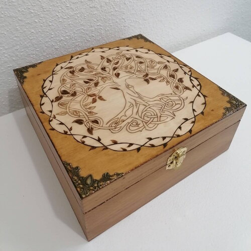 Boite gravée d'un arbre de vie celtique entouré d'une couronne de branches bijoux pierres cristaux, thé, huile essentielle