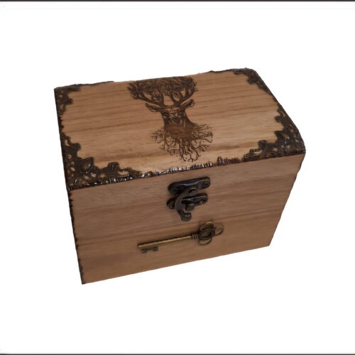 Coffret en bois gravé d'un cerf aux lignes celtiques et petite clef en bronze type boite à bijoux, trésors, etc...