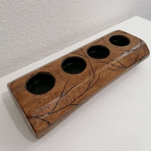 Bougeoir formé dans une bûche de bois gravé dun entrelacement de branches 4 bougeoirs