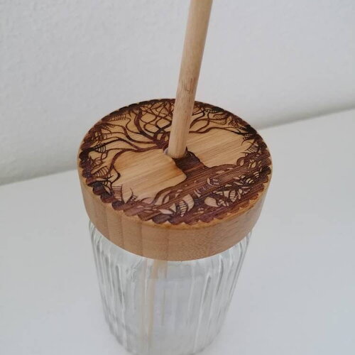 Bocal pot en verre avec paille en bois gravé d'un arbre de vie celtique gourde bambou  et verre
