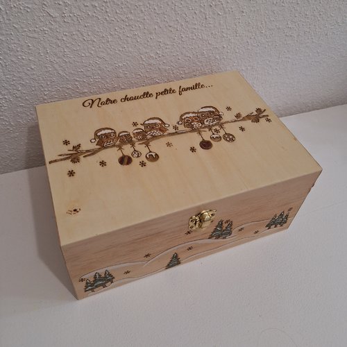 Boîte gravée d'une famille de chouettes dans un décor d'hiver "notre chouette petite famille" type boîte à thé