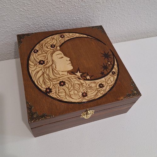 Boite gravée d'une lune représentant une femme, dessin mystique féminin type boite thé, bijoux, pierres cristaux huiles essentielles